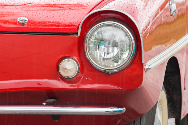 Luzes na frente de um carro vintage com uma esfera única
 - Foto, Imagem