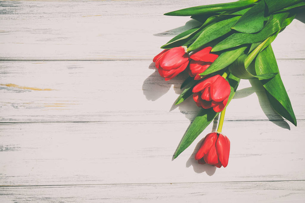 Fundo de tulipas em uma madeira
 - Foto, Imagem