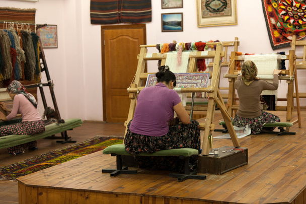 la donna turca che lavora a maglia il tappeto di seta - Foto, immagini