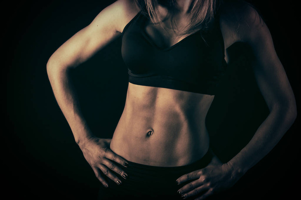 М'язиста молода жінка спортсменка
 - Фото, зображення