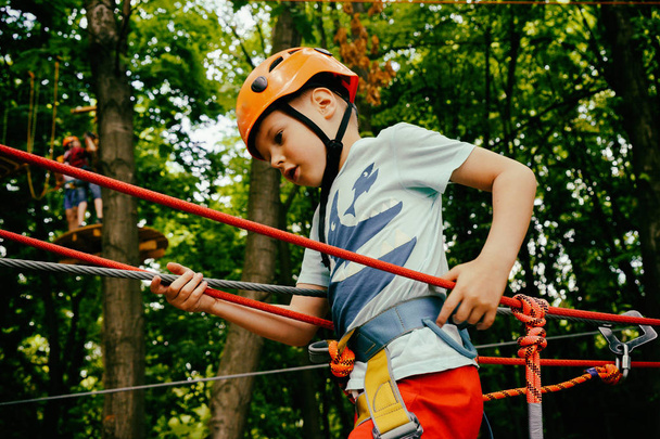 Активный детский отдых. Восхождение по веревочному парку
 - Фото, изображение