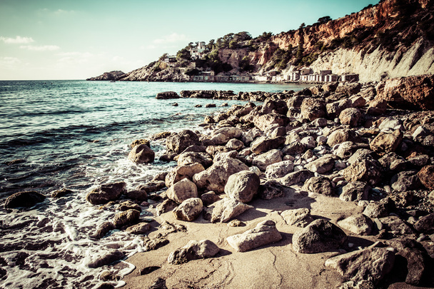 Baía pequena bonita em Ibiza Espanha
 - Foto, Imagem