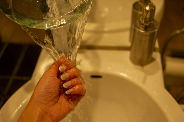 Händewaschen. Die Hände einer jungen Frau in einem Seifenlauge. Ein Mädchen mit Nagellack wäscht sich die Hände - Foto, Bild