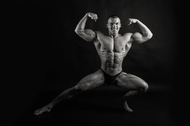 Masculino mostrando músculos
 - Foto, imagen