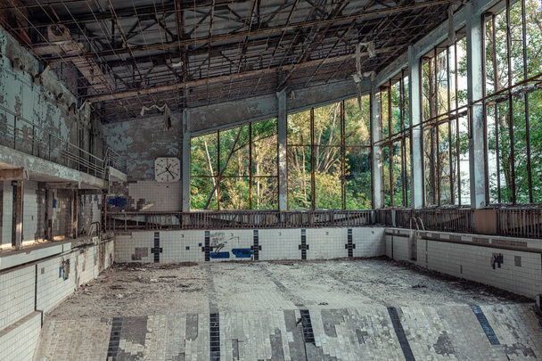 Antiga piscina em Pripyat, a cidade fantasma na Zona de Exclusão de Chernobyl - Foto, Imagem