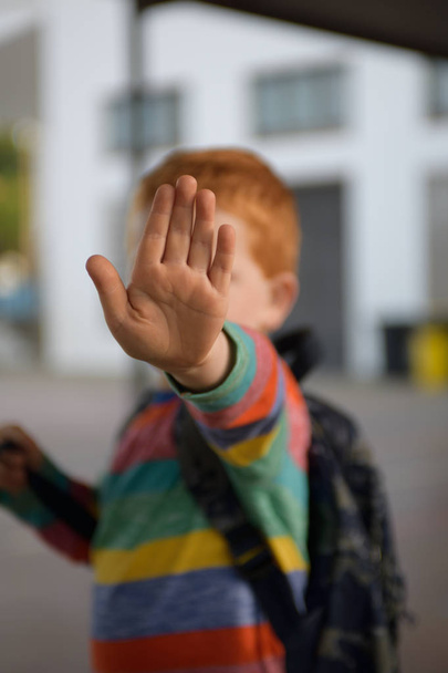5 років рудий хлопчик з піднятою рукою в зупинці жестом
 - Фото, зображення