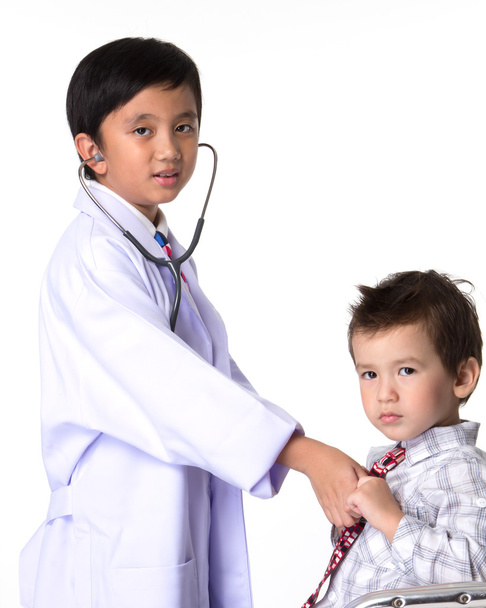 Deux garçons jouant un médecin
 - Photo, image