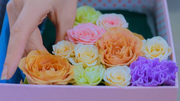 花屋さんの花のギフトボックスを作る専門店 - 写真・画像