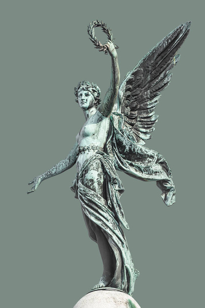 Estátua de coluna superior da era sensual renascentista anjo com asas e
 - Foto, Imagem
