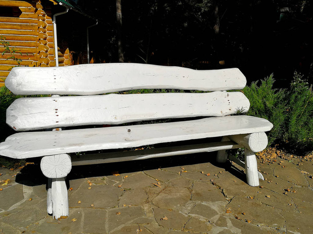 białe drewniane ławki - Zdjęcie, obraz