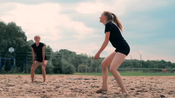 Ženy soutěží v turnaji profesionálních plážových volejbal. Obránce se pokouší zastavit záběr na 2 ženy mezinárodní profesionální plážový volejbal - Záběry, video