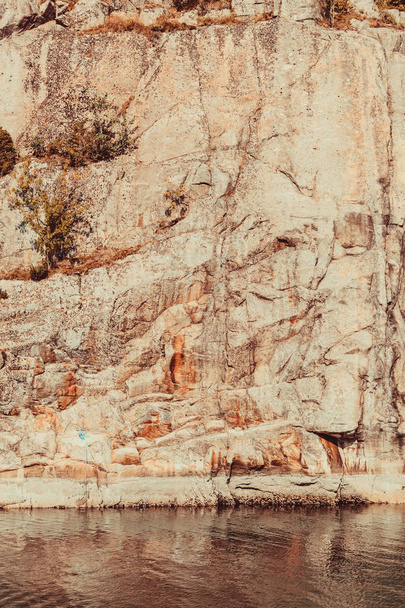 Rock stone wall and water - Foto, Bild