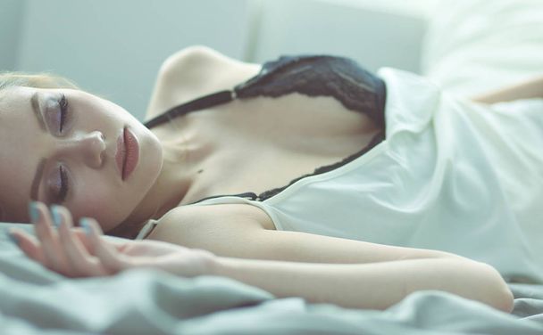 πορτρέτο σέξι μοντέρνα γυναίκα στο κρεβάτι - Φωτογραφία, εικόνα