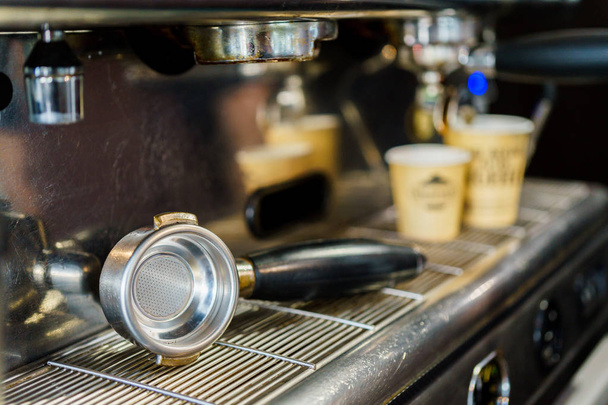 Kaffee kochen in der Kaffeemaschine - Foto, Bild