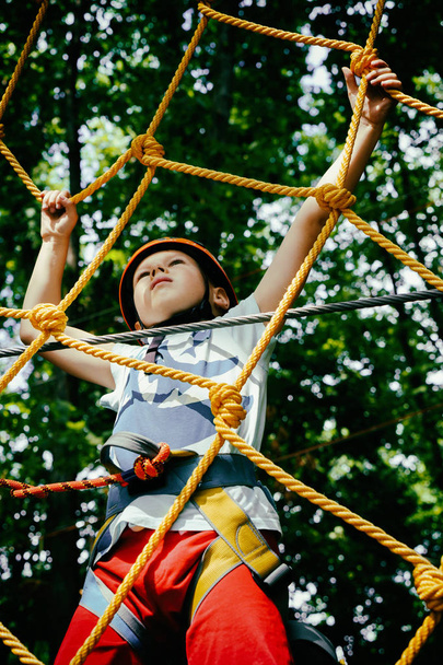 The boy climbs the rope park - Valokuva, kuva