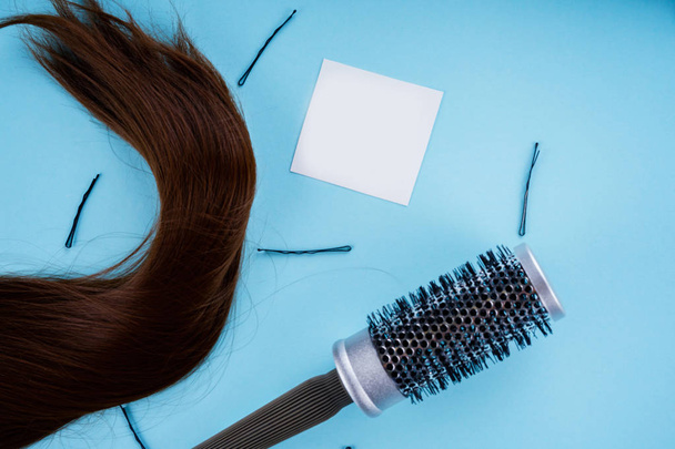концепция парикмахера: ложные волосы и шпильки
 - Фото, изображение