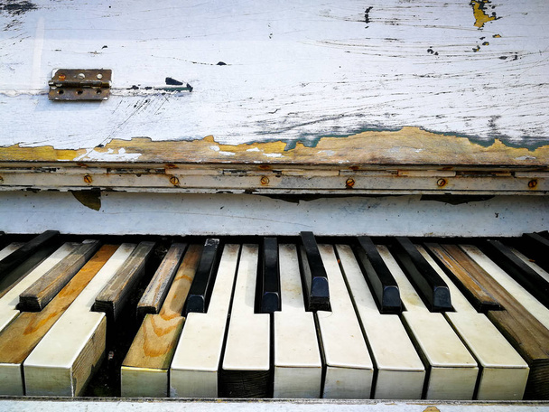 A régi zongora billentyűk - Fotó, kép