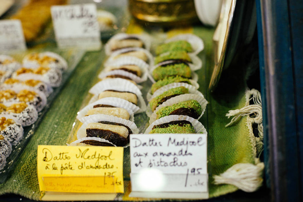 Выбор печенья и выпечки на рынке в Монреале, Канада
 - Фото, изображение