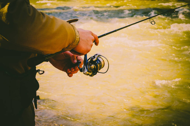 Pesca alla trota nel fiume di montagna
 - Foto, immagini