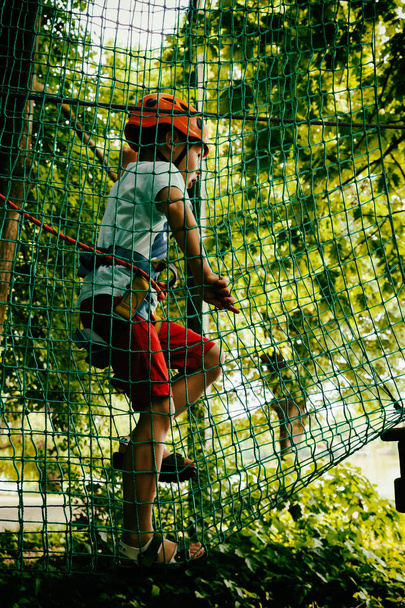 Ten chlapec šplhá přívěšek park - Fotografie, Obrázek