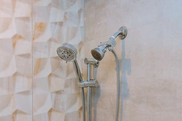 Contemporary kylpyhuone suihkulla päät
 - Valokuva, kuva