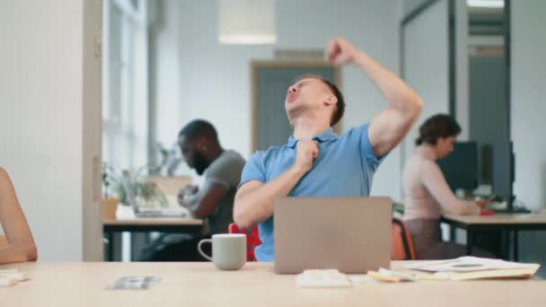 Ο ευτυχισμένος επιχειρηματικός άνθρωπος απολαμβάνει τα καλά νέα στο γραφείο. Ανεξάρτητος άνθρωπος άλμα στο coworking - Πλάνα, βίντεο