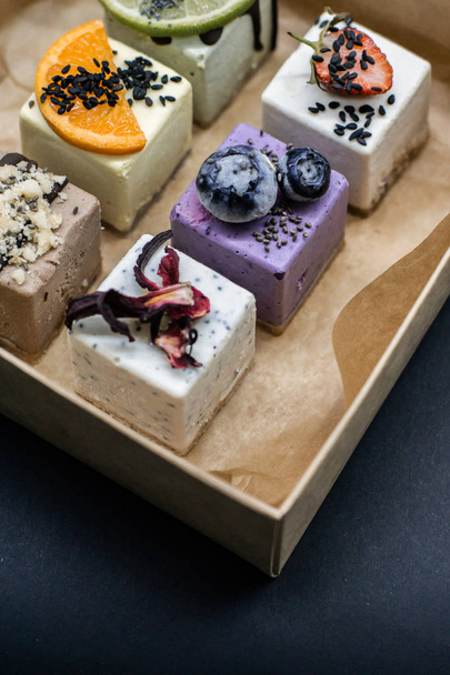 Raw vegan desserts in the box with fresh berries - Foto, afbeelding