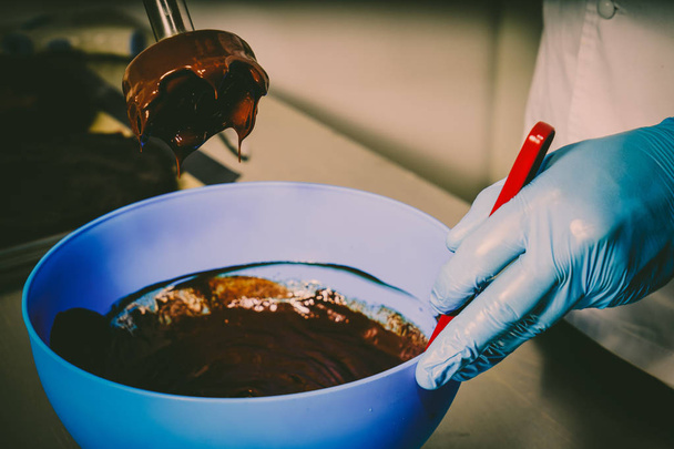 Змішування шоколадної глазурі. приготування торта
 - Фото, зображення