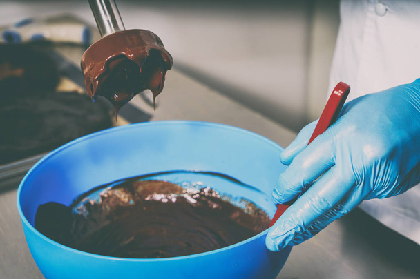 Mixing the chocolate glaze. Cooking Cake - Zdjęcie, obraz