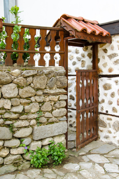 Porte ouverte en bois d'une maison à Melnik, Bulgarie
 - Photo, image