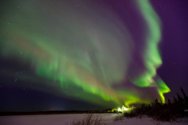 Wielokolorowe zielone Violet żywe Aurora Borealis Polaris, zorza polarna w nocnym niebie. - Zdjęcie, obraz
