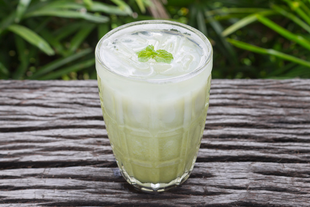 Frío té verde bebida de leche o bebidas frías centro marco
 - Foto, imagen