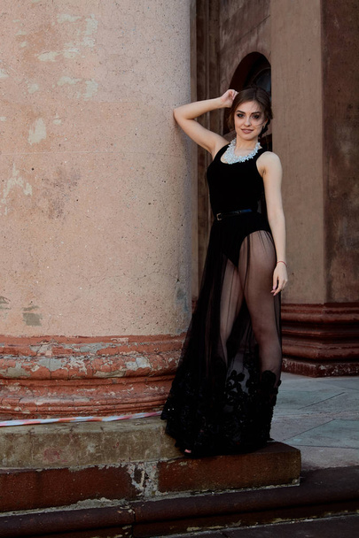 若い魅力的な女性はセクシーな透明黒のドレスを着ています。若い女性現代的な肖像画. - 写真・画像