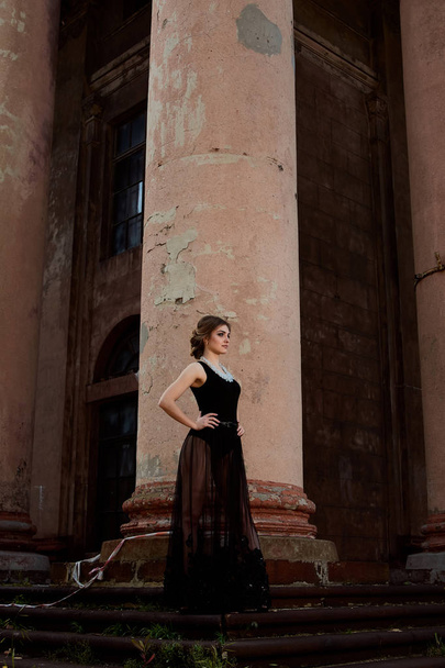Νεαρή ελκυστική γυναίκα φοράει το σέξι διαφανές μαύρο φόρεμα. Νεαρή γυναίκα μοντέρνο πορτρέτο. - Φωτογραφία, εικόνα