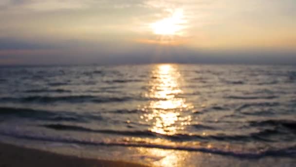 Reis-en vakantie concept. Zee golven spetteren op een zonnige zomerdag. Lichte bries. - Video