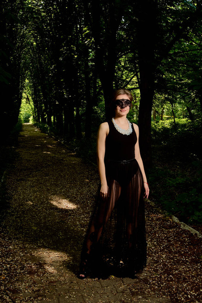 若い魅力的な女性はセクシーな透明黒のドレスを着ています。若い女性現代的な肖像画. - 写真・画像
