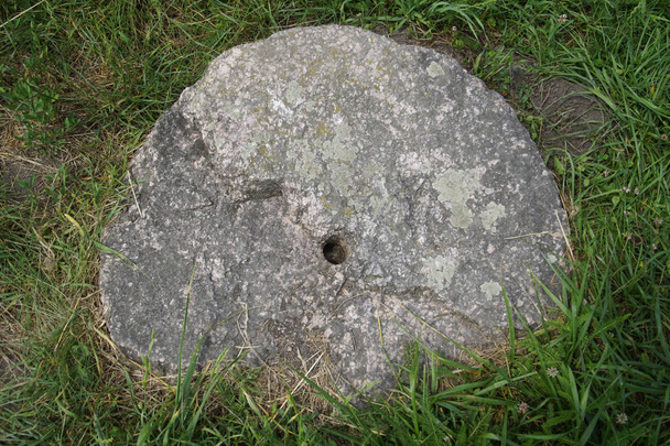 Stone millstone. Tools of the past. Granite. Household items of the past centuries. Story. - Foto, Bild