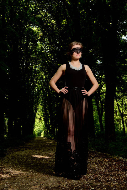 Jonge aantrekkelijke vrouw draagt de sexy transparante zwarte jurk. Jonge vrouw modern portret. - Foto, afbeelding
