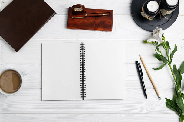 Složení s kancelářskou výchovou notebook psací pero kávové květiny - Fotografie, Obrázek