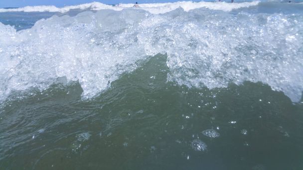 kilátás a hullámok feltörése a tengerben - Fotó, kép