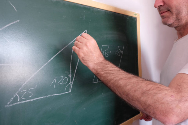 учитель объясняет и стирает полигоны и на доске
 - Фото, изображение