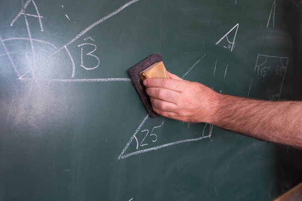 учитель объясняет и стирает полигоны на доске
 - Фото, изображение