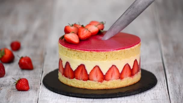 Gâteau aux fraises. Gâteau fraisier sur fond bois
 - Séquence, vidéo