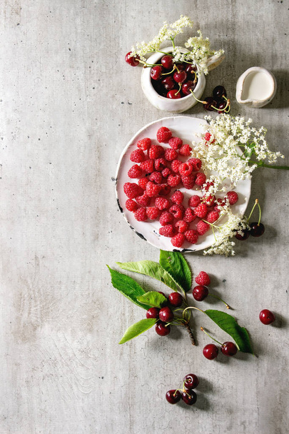 Fresh cherry and raspberry berries - Fotoğraf, Görsel