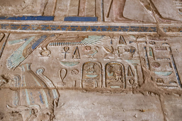 Jeroglíficos en el Templo de Karnak, Luxor, Egipto
 - Foto, Imagen