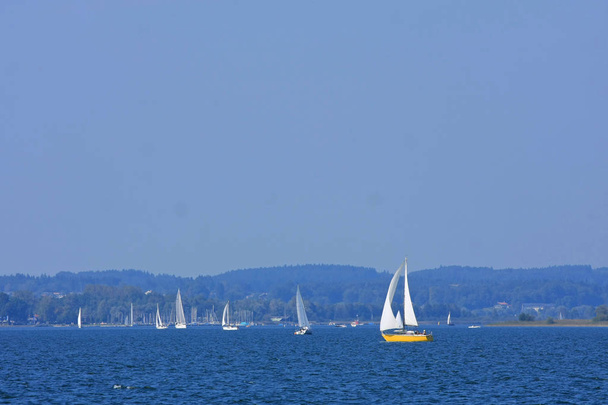 vue panoramique des voiliers sur le lac bleu
 - Photo, image