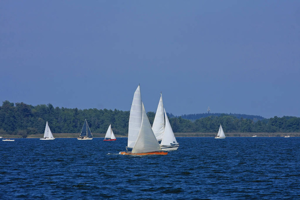luonnonkaunis näkymä purjeveneistä sinisellä järvellä
 - Valokuva, kuva