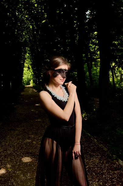 Genç çekici kadın seksi şeffaf siyah elbiseyi giyiyor. Genç kadın modern portre. - Fotoğraf, Görsel
