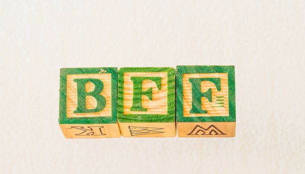 Termin BFF wizualnie wyświetlane na jasnym tle przy użyciu kolorowych drewnianych bloków obrazu w formacie poziomym z przestrzeni kopiowania - Zdjęcie, obraz