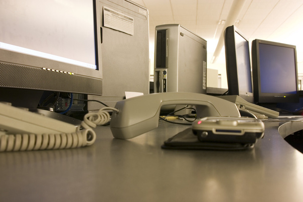 Ordenador y monitores en una estación de trabajo
 - Foto, Imagen